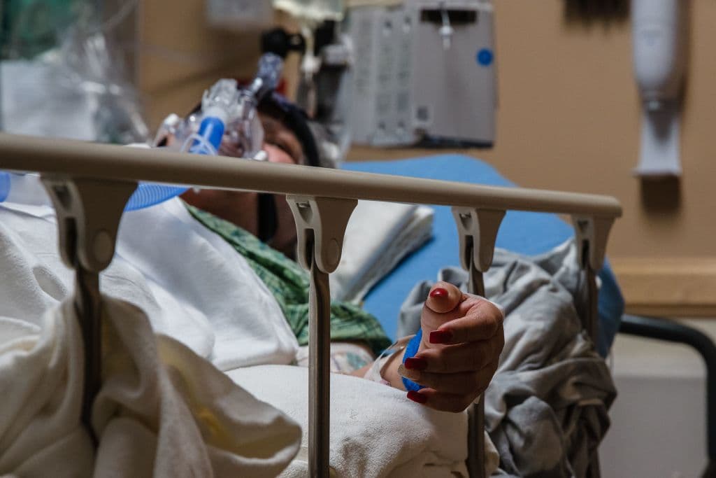 Uno de cada tres enfermos graves de covid-19 presentó luego una afección neurológica o mental, según estudio