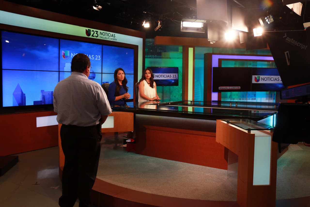 Samuel Belilty dando indicaciones de último minuto a las presentadoras.