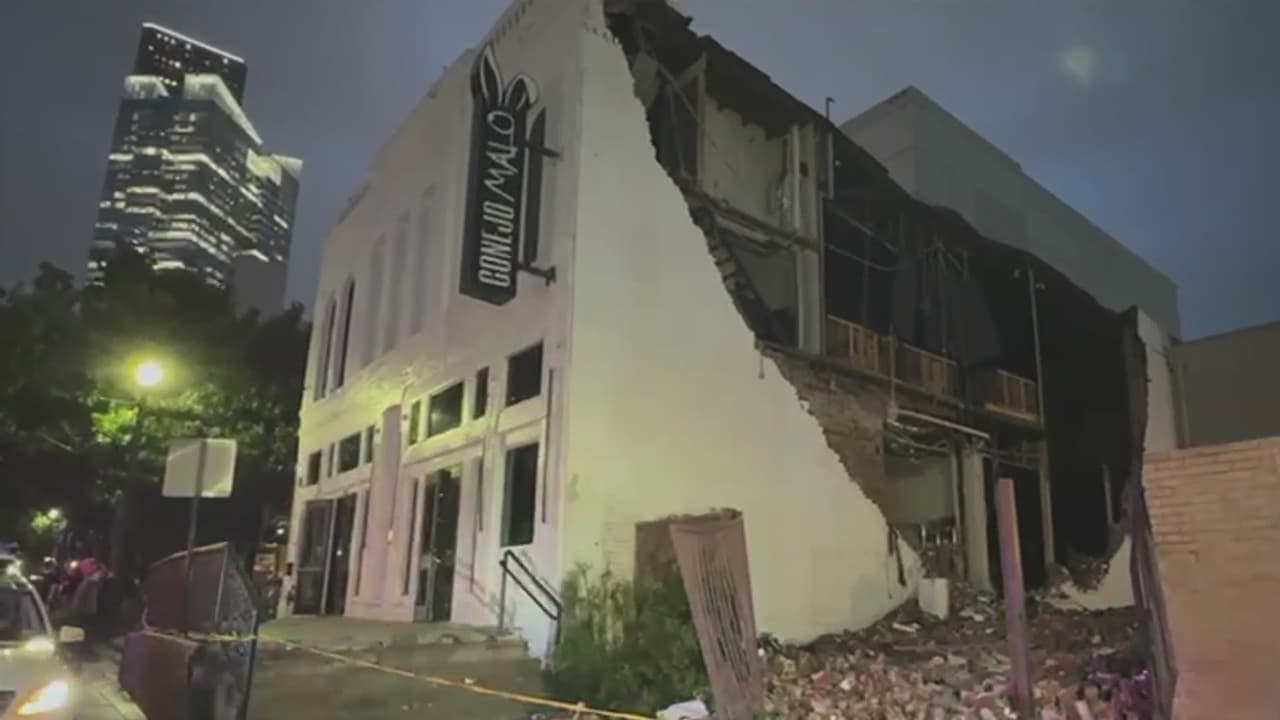 Entre las 6:00 p.m. y 8:00 p.m., la 
<b><a href="https://www.univision.com/local/houston-kxln/vientos-de-huracan-te-mostramos-como-fue-el-paso-de-fuertes-tormentas-por-el-condado-harris-video" target="_blank">tormenta destruyó edificios, provocó inundaciones, derribó árboles, tumbó cables</a></b> y dejó sin servicio de energía eléctrica a casi 1 millón de personas en Houston.