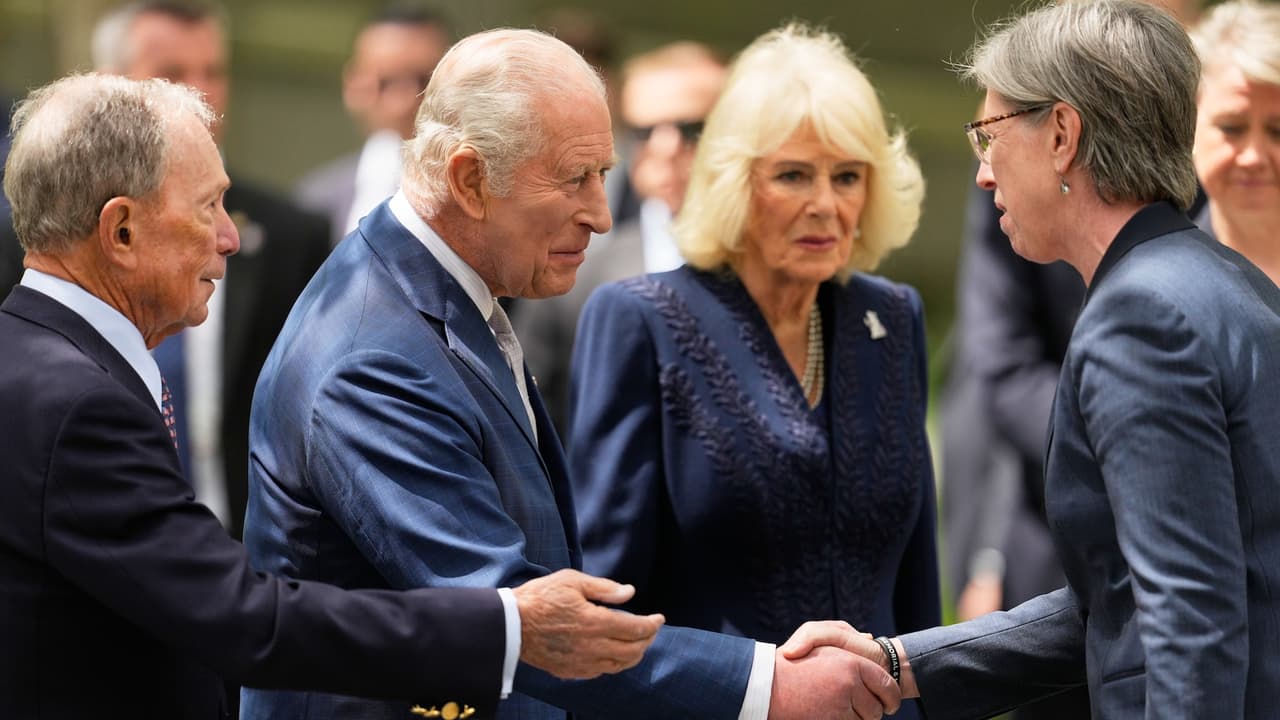 Siguiendo la tradición del memorial, Carlos III y Camila no ofrecieron discursos públicos. Este espacio conmemorativo limita las intervenciones oficiales, reservando las ceremonias anuales exclusivamente para familiares de las víctimas, lo que refuerza el carácter solemne e íntimo del homenaje en el lugar.