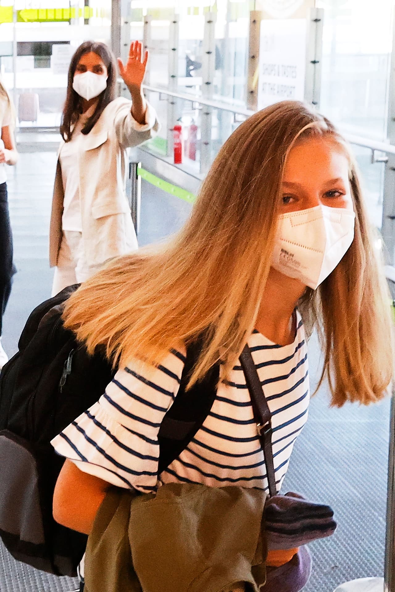 En esta prenda también se aprecia un escote redondeado y una manga francesa que remata con volante. La primogénita de los reyes españoles lució de cara lavada y su melena rubia, suelta, tan solo con una raya a un lado.