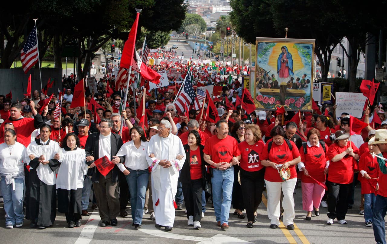 Huerta liderá una manifestación el 26 de marzo de 2006, en el centro de Los Ángeles, para conmemorar el cumpleaños del fundador del sindicato, César Chávez, y protestar contra un proyecto de ley federal que buscaba endurecer las medidas contra la inmigración irregular.