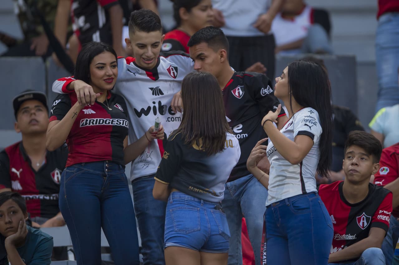 Fanáticos del Atlas FC aguardan por el inicio del partido.