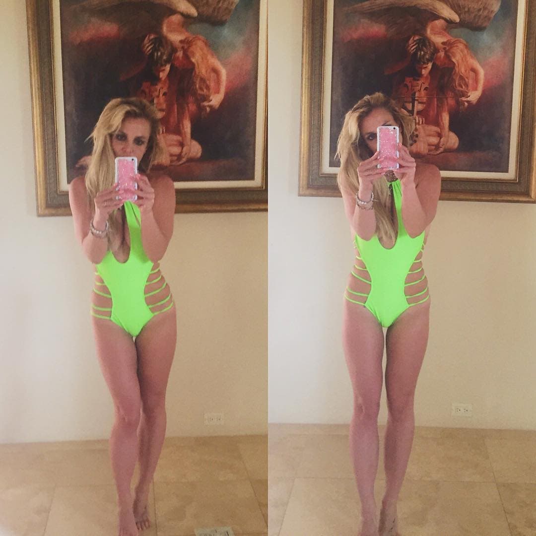 Se podría pensar que Britney Spears usa solo ropa de firmas importantes, pero la estrella de pop compartió en 2016 una imagen donde aparece con un ceñido traje de baño.