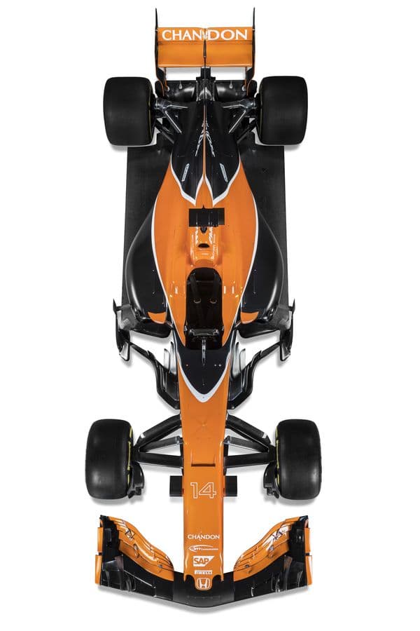 La decoración se renovó por completo, del color carbono que ocupaba toda la superficie, McLaren regresó a la combinación de negro y naranja con el cual nació en la década de los '60. Su denominación también se renovó, en vez del correspondiente MP4/32, formato vigente hasta la salida de Ron Dennis como director, este auto se llamó MCL-32.