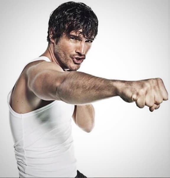 El español Marco de Paula de 40 años es uno de los nuevos integrantes del show. El actor ya tiene una trayectoría en su país y está comenzando una carrera en México, espera darse a conocer más con este show.