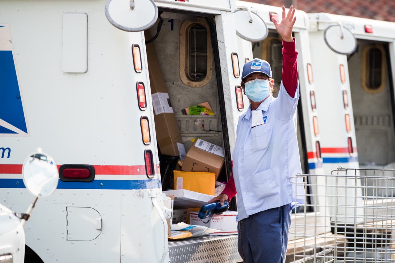 En Hollywood, los trabajadores postales escucharon el apoyo que promovió el organizador de la manifestación. "Son increíbles. Cumplen y nosotros cumpliremos", dijo la organizadora Michelle Fowle.
<br>