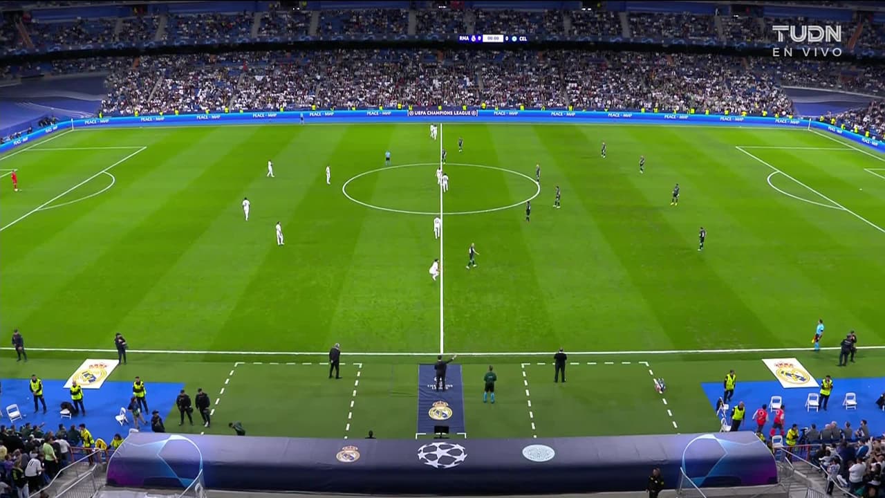 Arranca el partido y la pelota está en juego.