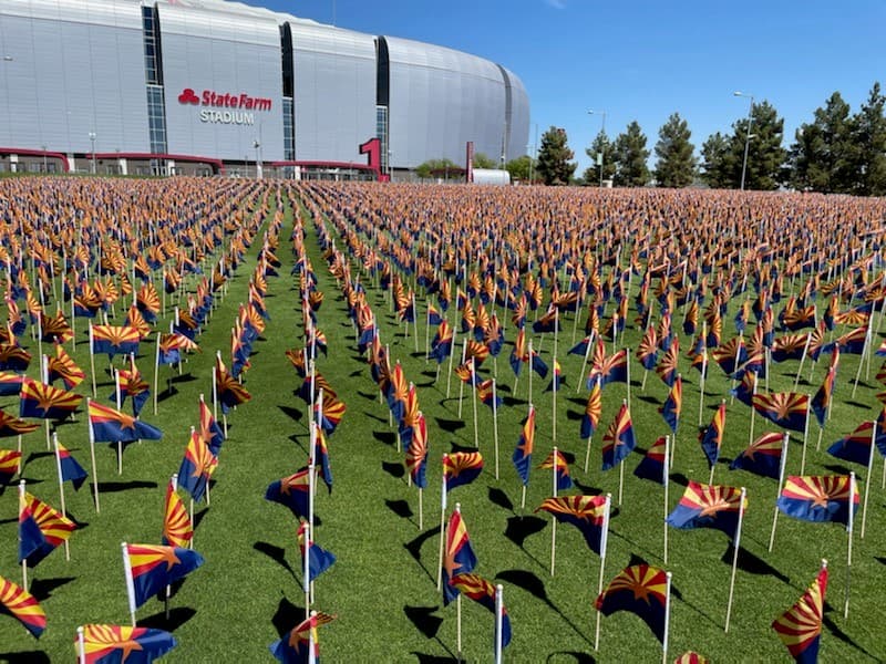 El estadio State Farm está ubicado en Glendale, Arizona [
<a href="https://goo.gl/maps/y5t6w6gtVhK8SgLE6" target="_blank">1 Cardinals Dr, Glendale, AZ 85305</a>] .
