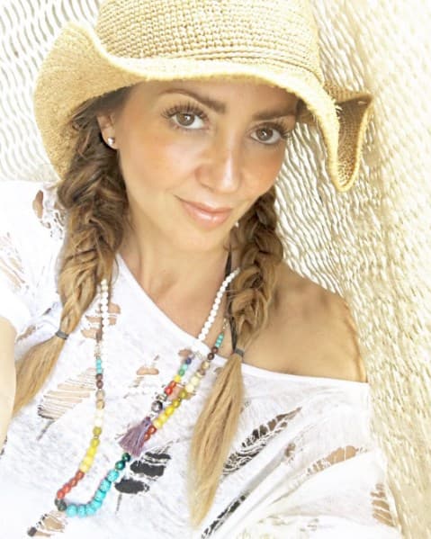 Para el outfit playero, el sombrero es un accesorio obligatorio y Andrea Legarreta lo sabe muy bien.