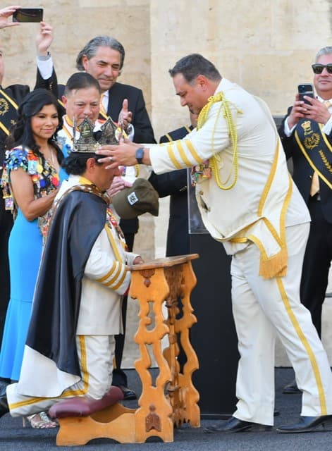 <h2 class="cms-H2-H2">Coronación Rey Feo</h2>
<br>
<ul>
<li class="li1">Cuándo: 25 de abril</li>
</ul>
<ul>
<li class="li1">Hora: 17:30 horas - 18:30 horas</li>
</ul>
<ul>
<li class="li1">Dónde: Main Plaza</li>
</ul>
<ul>
<li class="li1">Qué es: Evento para toda la familia con mariachi y bailables folclóricos. Es una tradición para apoyar a la recaudación de fondos para actividades de la Fundación Rey Feo. El evento es pet friendly.</li>
</ul>
<ul>
<li class="li1">Costo: Gratis</li>
</ul>