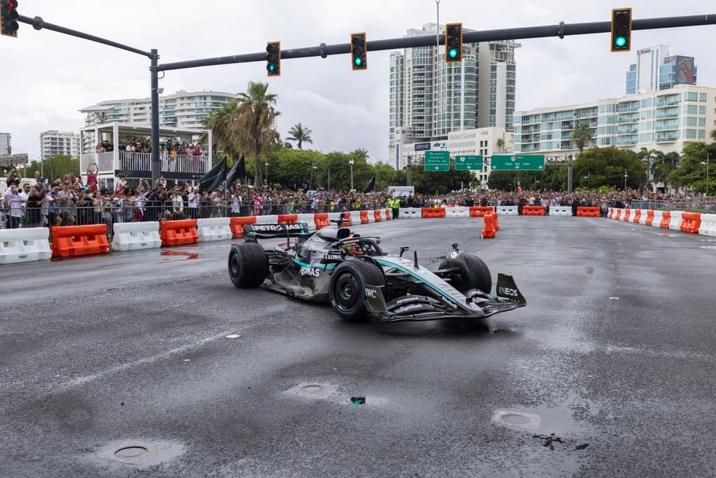 En un comunicado de prensa sobre el evento, Mercedes-AMG Petronas describió como un
<b> “momento intercultural sin precedentes” que</b> 
<b>Gutiérrez</b> se desplazara a toda velocidad por 700 metros, casi media milla, en San Juan, Puerto Rico. La fanaticada de la 
<b>aceleración y máxima velocidad</b> disfrutó de 
<b><a href="https://www.univision.com/local/los-angeles-kmex/noche-copas-y-donas-choque-arresto-dos-mujeres-santa-clarita" target="_blank">las donas y otras maniobras</a></b> que el embajador de Mercedes y piloto mexicano les dedicó.