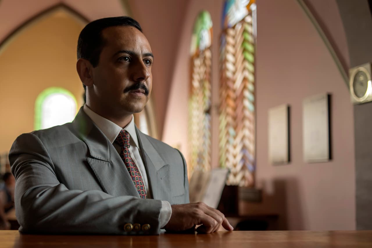 Para su sorpresa, descubrió que uno de sus escoltas fue acusado por la violación de varias mujeres. Sin embargo, 
<b><a href="http://www.univision.com/series/el-chapo/el-chapo-don-sol-descubrio-el-oscuro-pasado-del-general-blanco-escena-video">una destacada periodista le aseguró que el general había sido el responsable de esos abusos</a></b>.