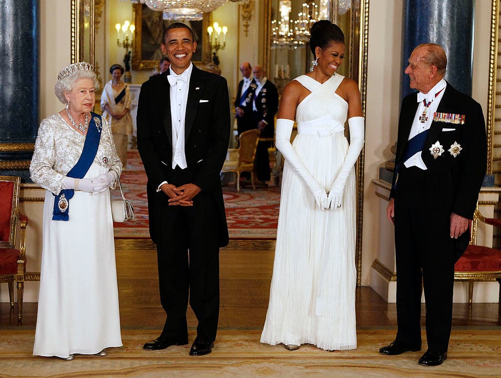 La reina Isabel II y el presidente estadounidense Barack Obama posan con la primera dama estadounidense Michelle Obama y el príncipe Felipe, duque de Edimburgo, en la Sala de Música del Palacio de Buckingham antes de un banquete de estado el 24 de mayo, 2011 en Londres, Inglaterra.