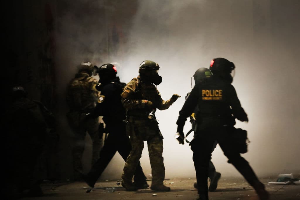 Trump envía más agentes federales a Portland, mientras cinco alcaldes piden al Congreso que ilegalice ese despliegue