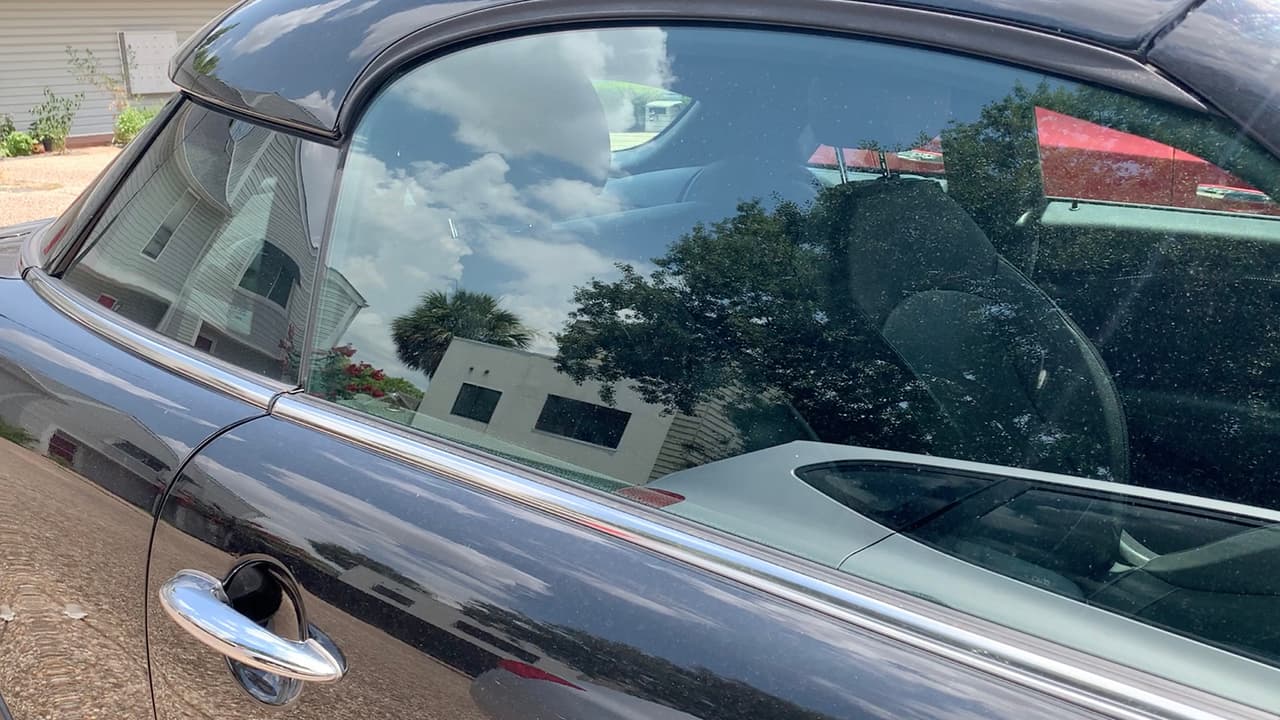 Nunca dejes a un niño solo en un vehículo, incluso si las ventanas están un poco abiertas o el motor está en marcha, y el aire acondicionado está encendido.