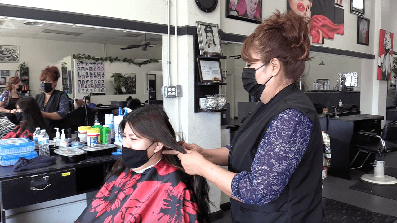 Salón de belleza de Fresno cobra más a clientes que no usen mascarillas