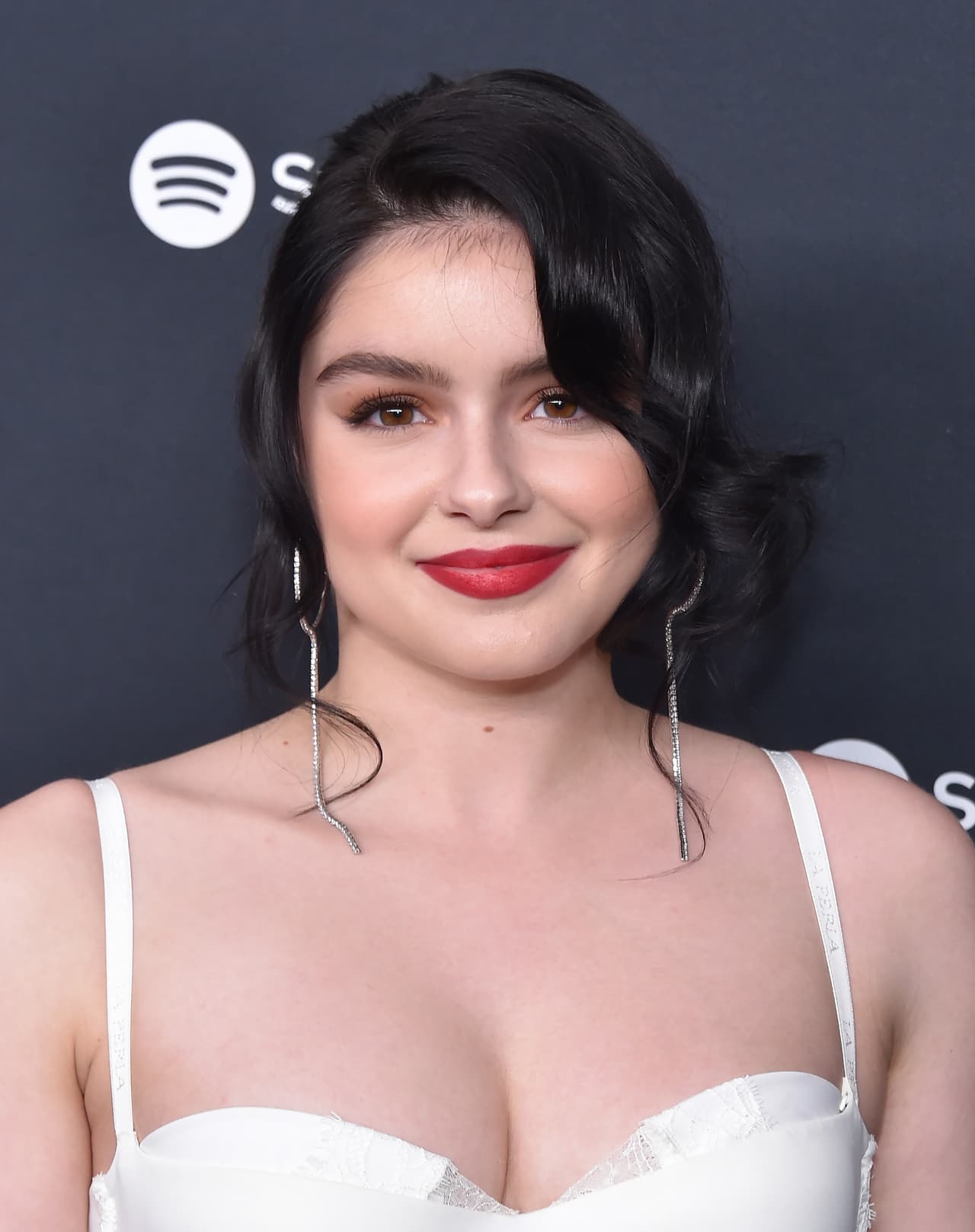 La actriz de 22 años no solo cubrió su boca con una máscara, también llevó guantes de látex azules para dirigirse al mercado Gelson, donde se abasteció de víveres.