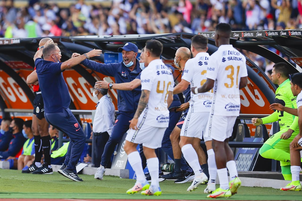 La banca de Pumas, comandado por Lillini explotó.