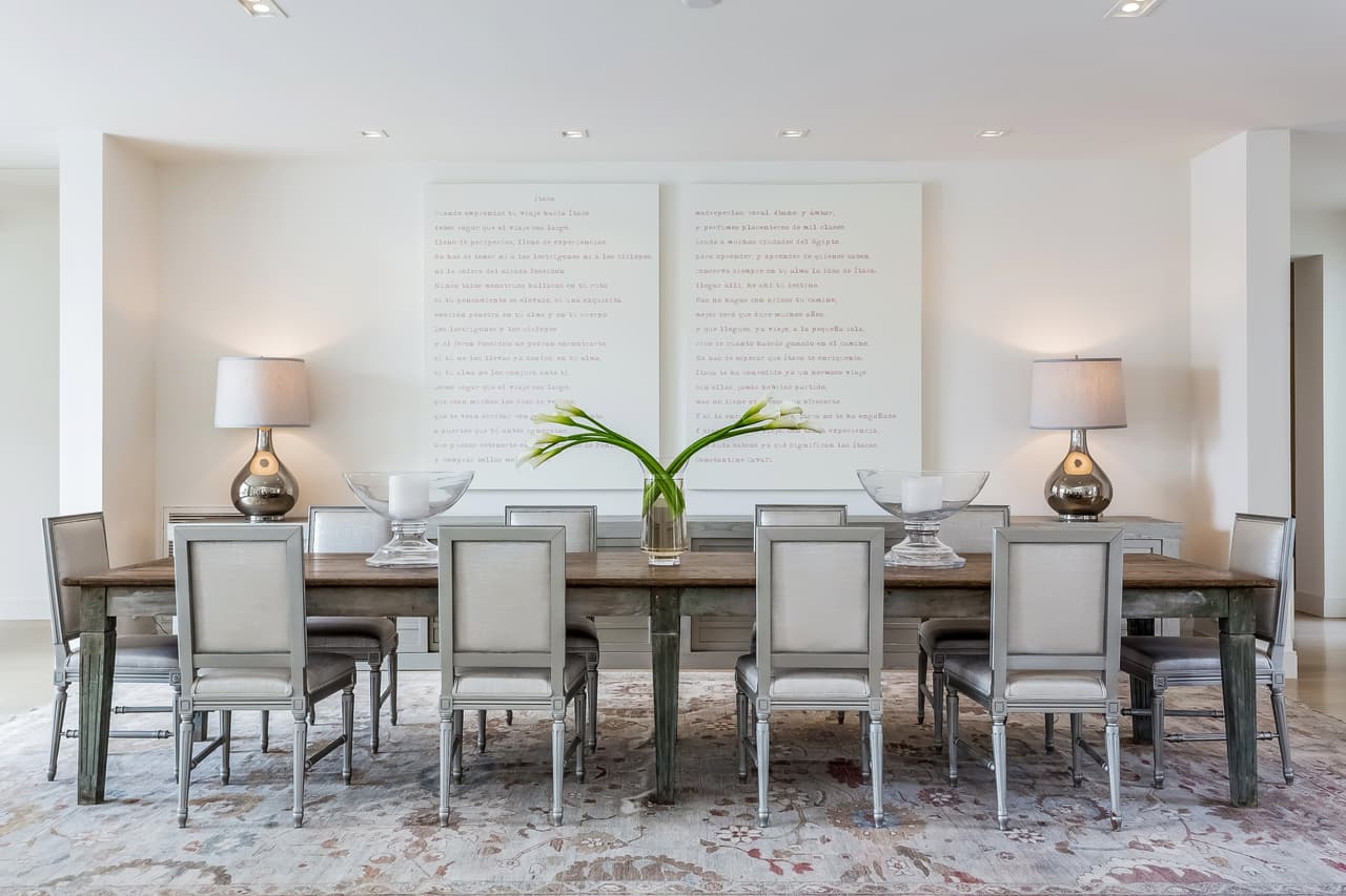 Cuando Shakira remodeló la casa, colocó
<b> pisos de madera</b> que importó de España. Pese al estilo relajado e
<b>irreverente</b> que promueve a través de su música, la mansión está decorada con cierto
<b>aire clásico,</b> como este salón comedor.