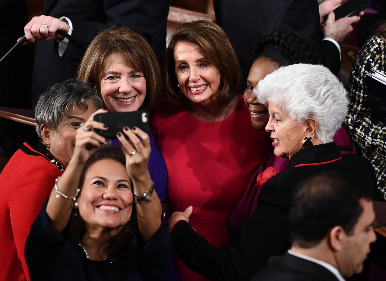 Verónica Escobar, una de los dos primeras mujeres representante elegidas por Texas, tomó una selfie con Nancy Pelosi y otras compañeras del Congreso.