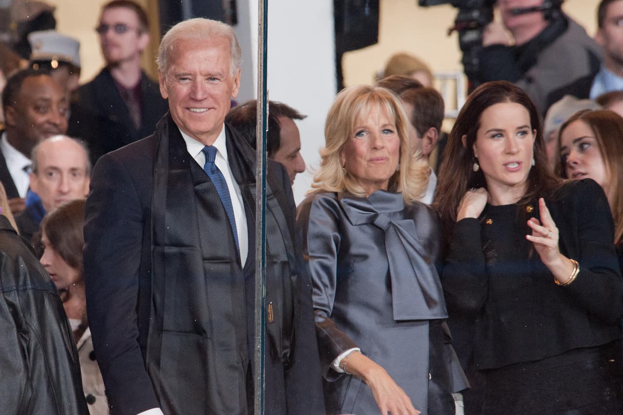 Como presidente electo, el demócrata coloca automáticamente a Jill Biden como primera dama y a su hija Ashley Biden, como "primera hija" de Estados Unidos.