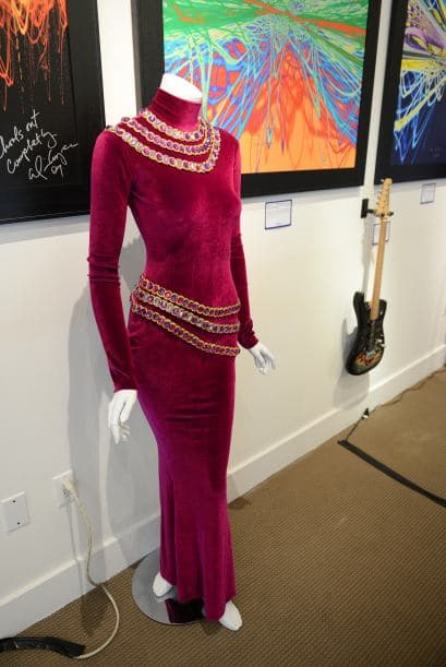 Este otro vestido de Houston también se encontró entre las piezas a subastar, el cual tenía un precio de $1,000 a $2,000.
