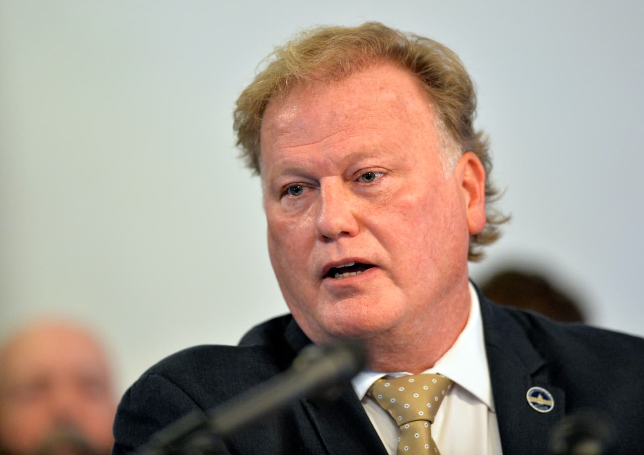 <b>Dan Johnson. </b>El legislador republicano de Kentucky de 57 años de edad fue señalado de haber agredido sexualmente a una menor. El incidente habría ocurrido en 2013 y la víctima hizo la denuncia a la policía que entonces investigó, pero no presentó cargos. Johnson declaró a la prensa que las acusaciones eran “completamente falsas”. Al día siguiente, el 13 de diciembre de 2017, falleció en un aparente suicidio.