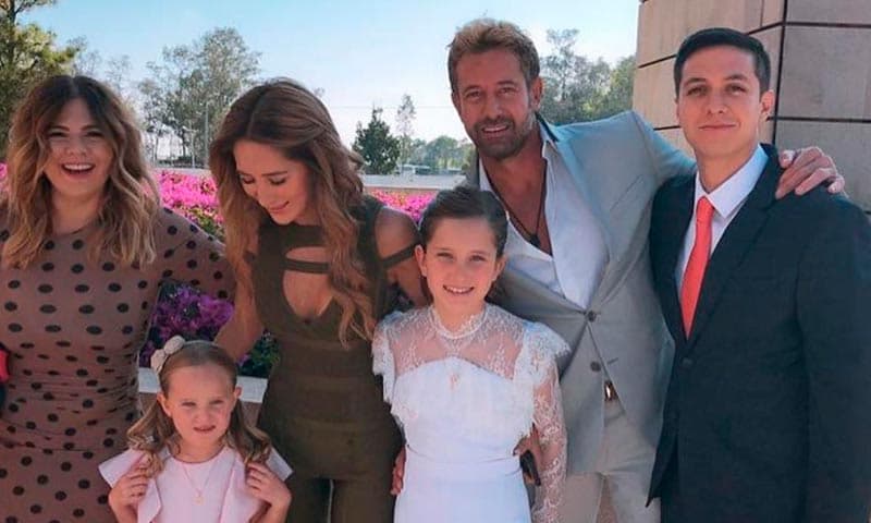 Así sucedió el pasado mes de junio con motivo de la primera comunión de Elissa Marie, donde Gabriel y Geraldine se tomaron algunas fotos junto a la festejada.