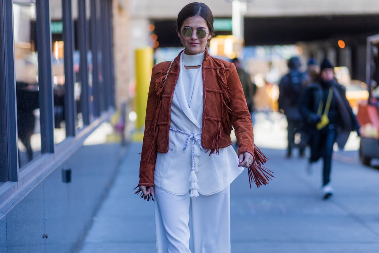 En este imperio de blanco, el color se lleva en los accesorios solo como acentos. Así lo muestra bien esta transeúnte que en las inmediaciones del NYFW apareció con un traje de pantalón 'total white' y una chamarra de gamuza.