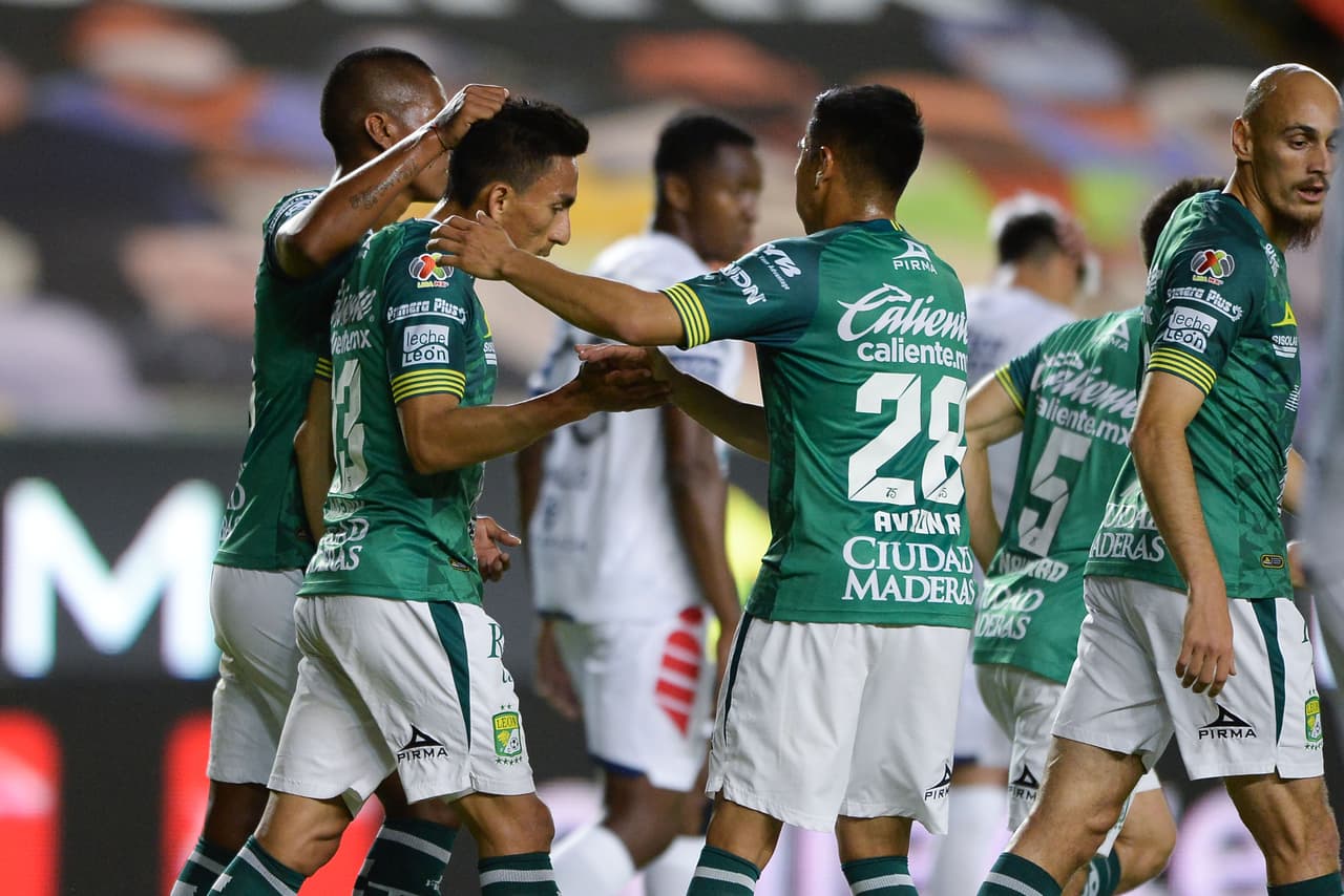 Oscar Ustari se lanzó a su costado izquierdo para atajar, pero Mena fusiló al centro del arco.