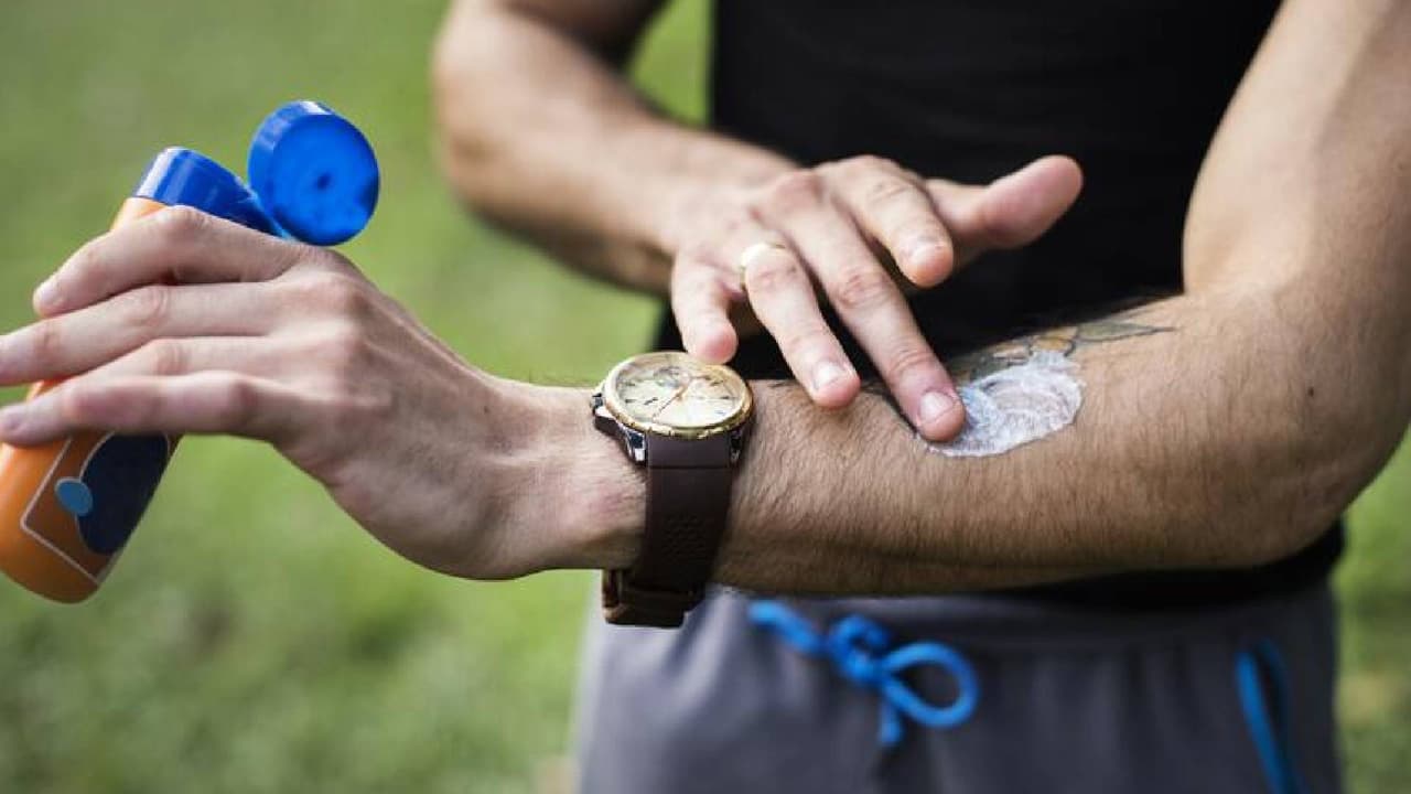 Usa una crema hidratante que 
<b>contenga aloe vera o soya</b> para ayudar a calmar la piel quemada por el sol. Si un área en particular se siente especialmente incómoda, es posible que necesites aplicar una crema de 
<b>hidrocortisona</b> que puede comprar sin receta.