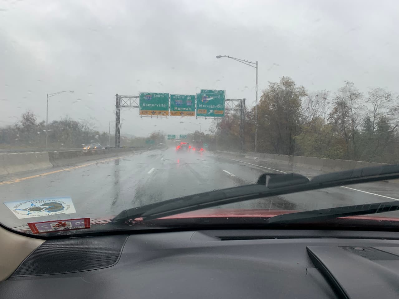 La lluvia fue constante este jueves en el área, mientras ya el viernes, en lo que Zeta se aleja de la región, pueden comenzar a verse cielos más despejados.