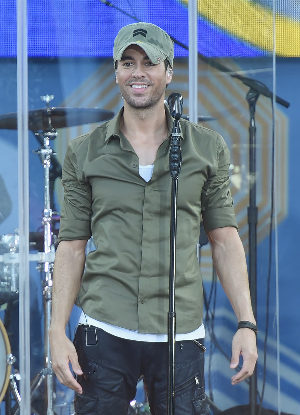 Luego decidió usar gorras y actualmente no se deshace de ellas. Le fascina este look y a todos lados va así.