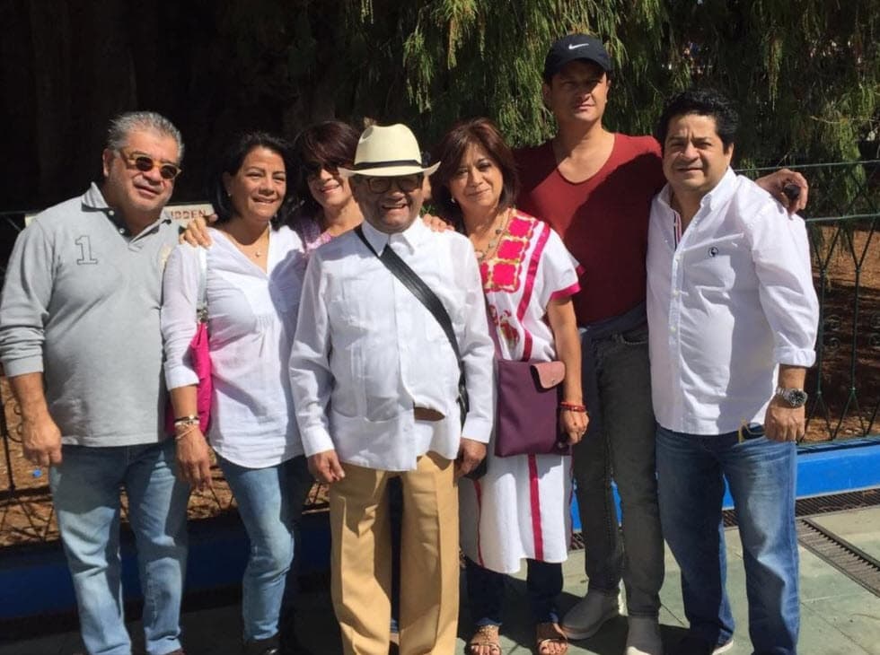 "Todos muy bien. Con una carga viral baja, pero nada de qué preocuparse. Ya todos tienen prueba de anticuerpos", aseguró.