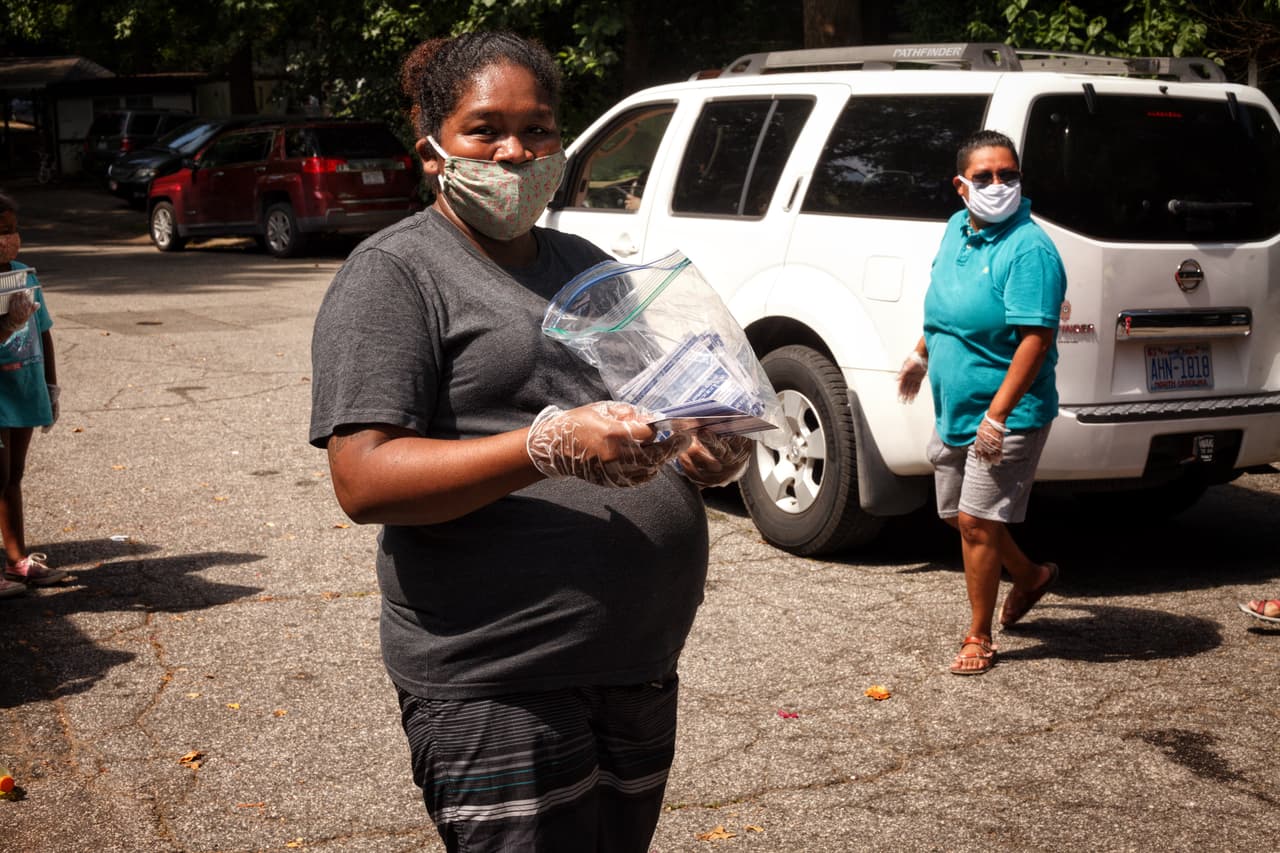 Además de las cajas de comida, los voluntarios de La Semilla reparten guías bilingües de registro de votantes y piden a los miembros de la comunidad que llenen el censo de los Estados Unidos, para que se cuente a más latinos en Carolina del Norte.