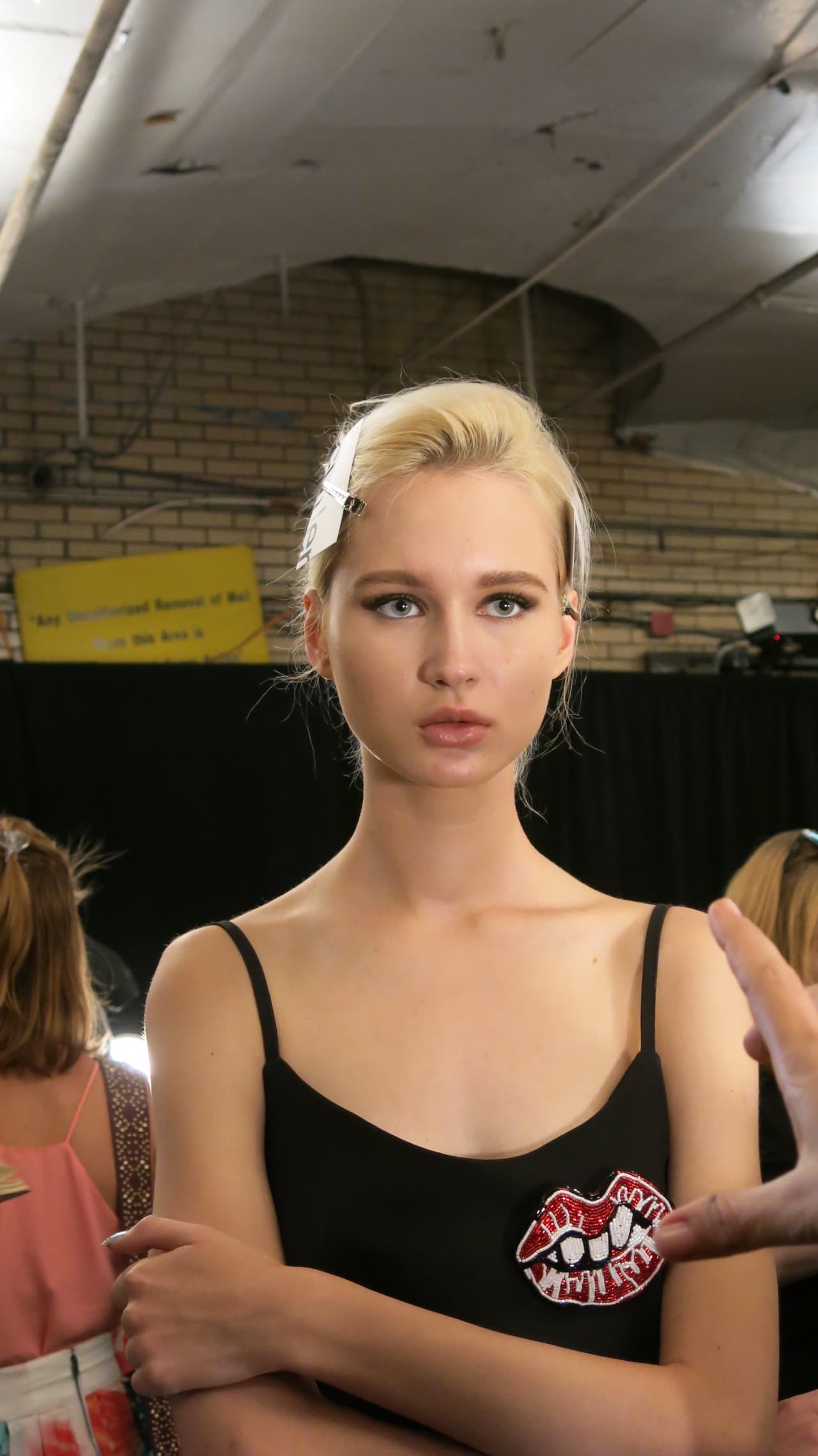 La forma del maquillaje de los párpados es angular, es un trazo muy definido. Para lograrlo aplica la sombra en barra 
<a href="https://www.bobbibrowncosmetics.com/product/2330/24845/Makeup/Eyes/Eye-Shadow/Long-Wear-Cream-Shadow-Stick#">Bark Long Wear Cream Shadow</a> de Bobbi Brown. En el nacimiento de las pestañas superiores aplica un delineador líquido resistente al agua.
<br>
<br>