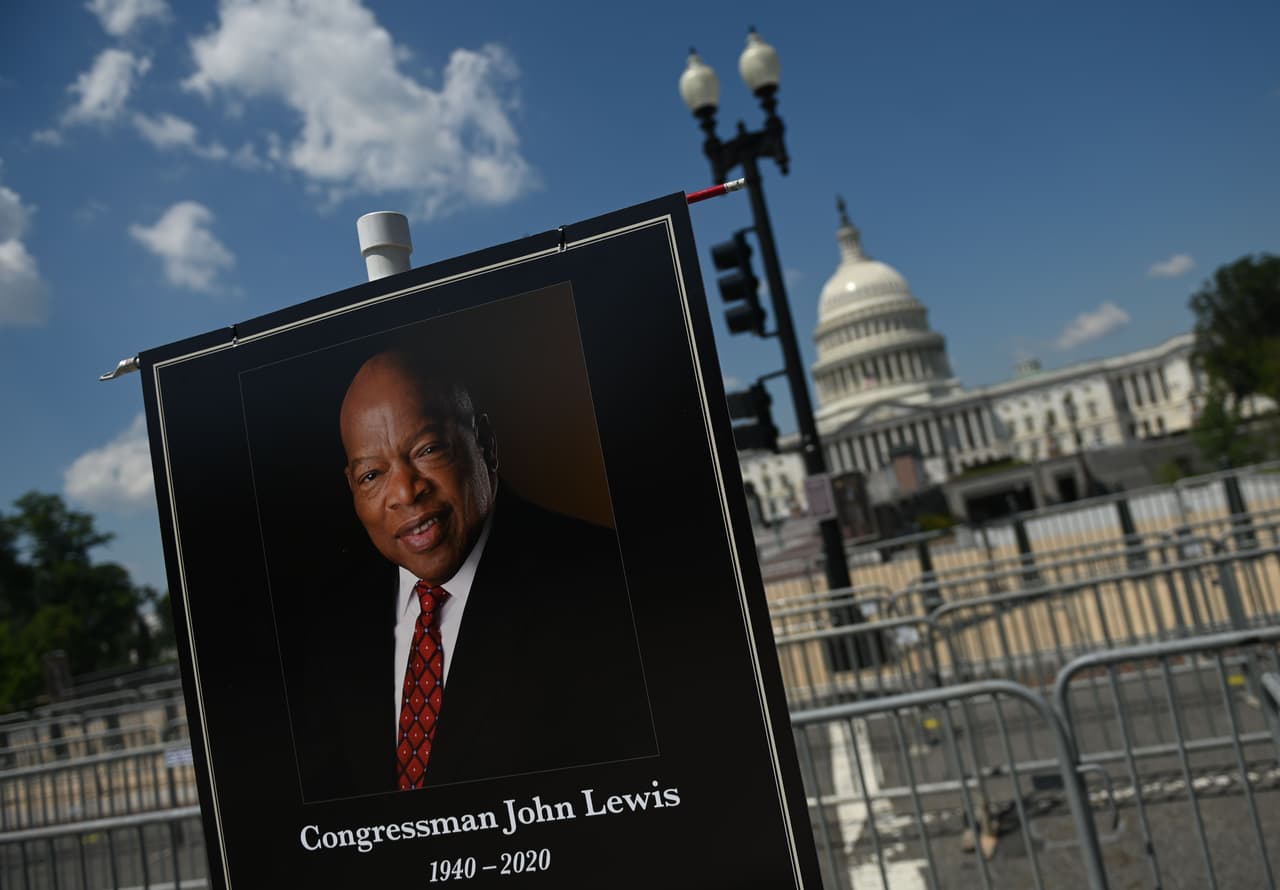Los alrededores del Capitolio de Estados Unidos preparados para recibir a los que visitarán los restos del representante John Lewis.