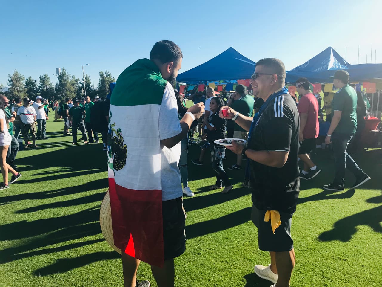 Fanáticos de la selección mexicana brindaban con emoción al partido.
<br>