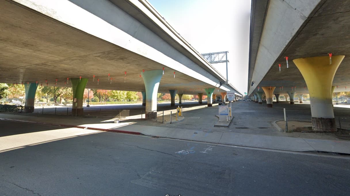 El lote debajo de la autopista 50 cerca de las calles 6 y W es el primer 'Sitio Seguro' donde personas sin hogar pueden instalarse sin el riesgo de ser desalojadas o que sus pertenencias o autos sean confiscados.