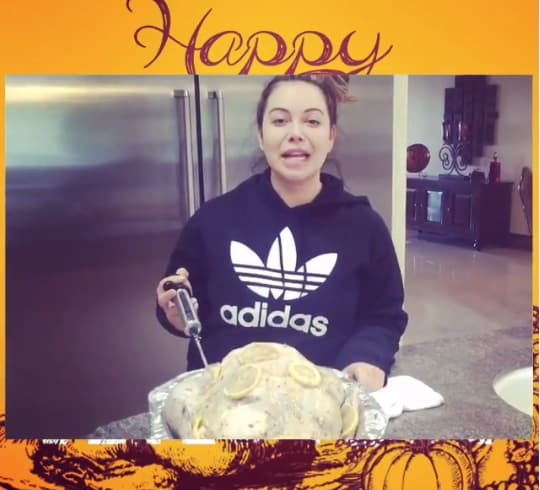 Chiquis Rivera se preparó para el Thanksgiving cocinado este rico pavo y dedicando a sus fans un emotivo mensaje. "Mil MIL GRACIAS!!!! Les deseo lo mejor en este día, que se la pasen de lo mejor con sus seres queridos, pero por favor no se les olvide tomar un tiempecito para darle las gracias a DIOS', dijo la cantante.