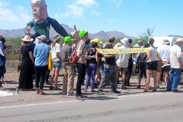 Residentes de la comunidad fronteriza de Arivaca protestaron para exigir el cierre de un retén de la Patrulla Fronteriza que ha estado en esa localidad por ocho años. Según ellos, esto ha incrementado la discriminación, violación de derechos constitucionales, y deterioración económica.