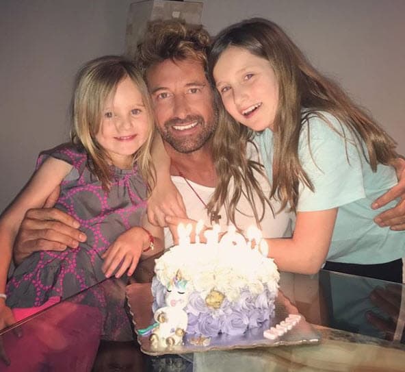Sin embargo, Gabriel Soto reaccionó ante estas declaraciones por parte de 
<b><a href="https://www.univision.com/famosos/por-si-no-quedo-claro-la-exsuegra-de-gabriel-soto-reitera-que-geraldine-no-dejara-que-sus-hijas-esten-con-irina-fotos">la abuela de sus hijas Elisa Marie y Alexa Miranda.</a></b>