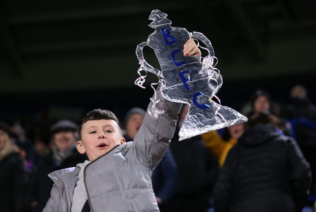Un niño muestra una FA Cup de cartón en la grada del estadio previo al triunfo del Leicester 1-0, con gol de Ricardo Pereira, sobre el Burmungham City.