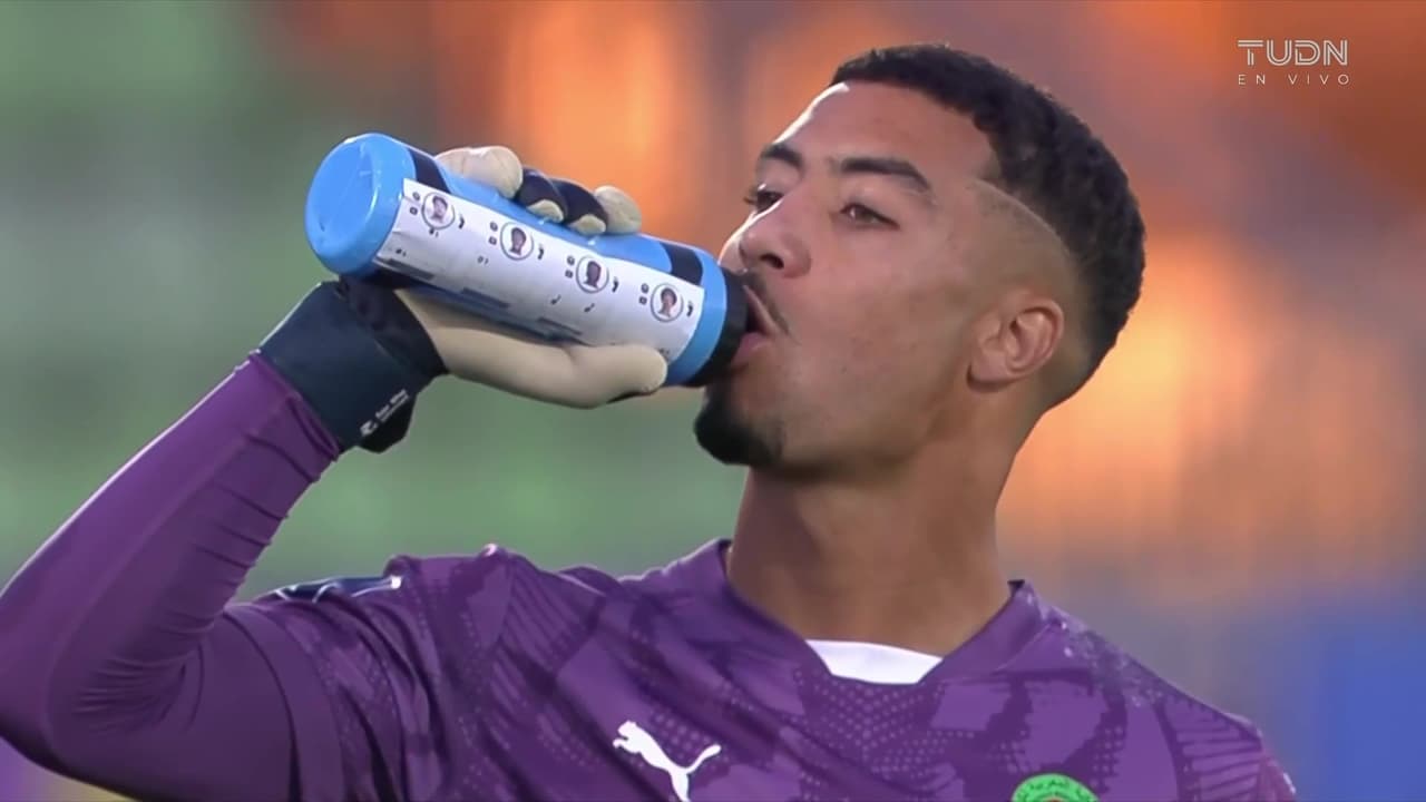 ¡Por eso entró! ¡El portero de Marruecos trae acordeón!