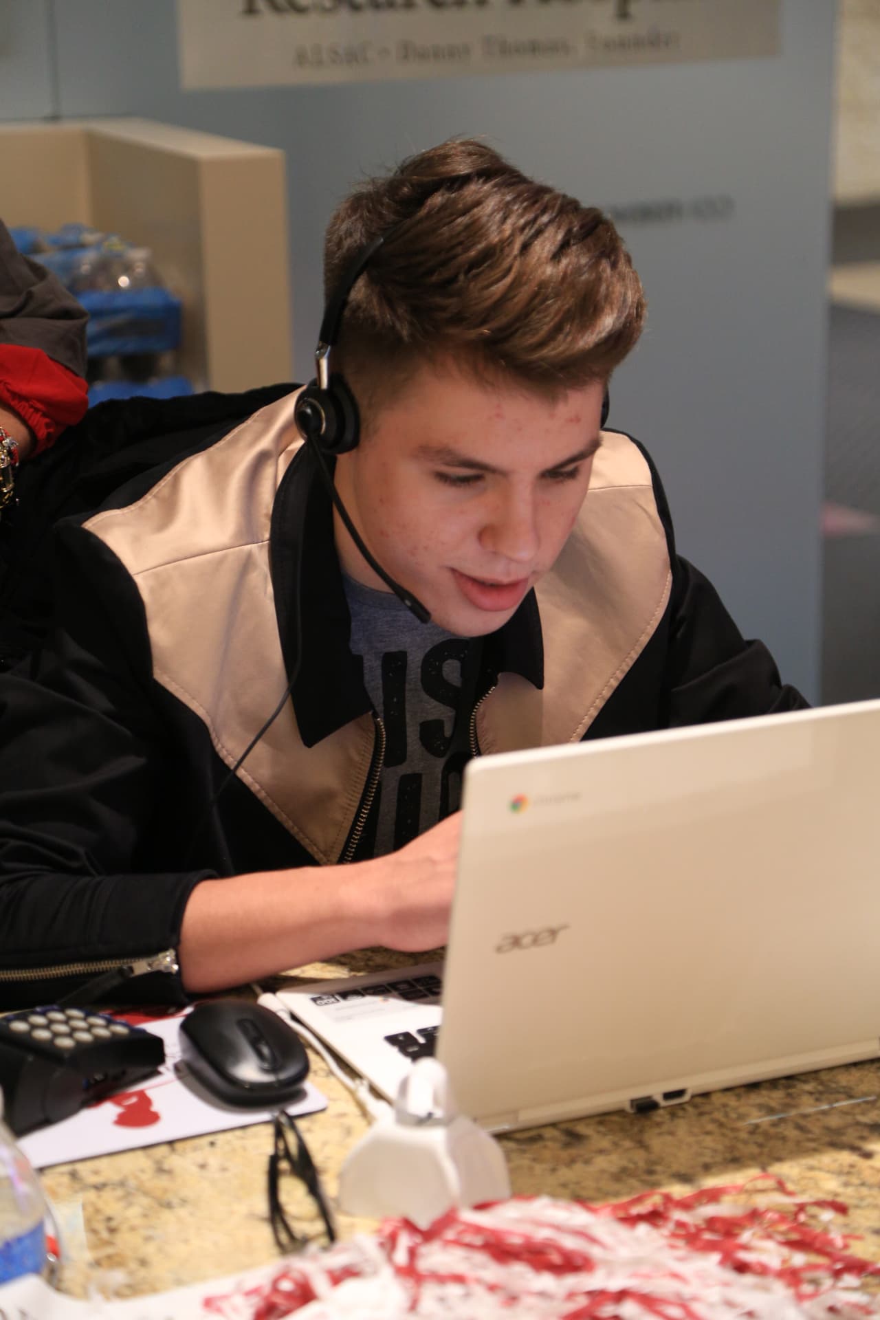 Este es el segundo año que 
<b>Jonatan Sanchez</b> dona su tiempo para contestar llamadas.
<br>
<br>
<b>DONA AQUÍ: <a href="http://bit.ly/UnidosConStJude" target="_blank">bit.ly/UnidosConStJude</a></b>