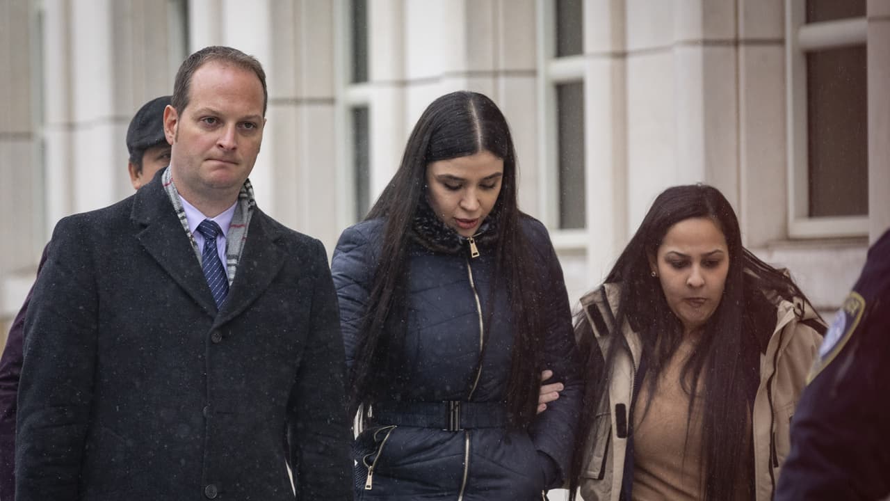 <b>En video: <b>Abogado de ‘El Chapo’ en México asegura que Emma Coronel “sería incapaz de traicionar a su esposo” </b></b>
<br>
<br>José Luis González, quien dice ser el abogado de Joaquín ‘El Chapo’ Guzmán en México, afirmó que Emma Coronel no dará información sobre su esposo porque supuestamente “no la tiene”. De hecho, dijo que ella se declaró culpable de pertenecer al Cártel del Sinaloa solo como “una alternativa de solución para su condena”. 
<br>
<br>Antes de ser condenada a 36 meses en una corte de Washington DC, Coronel dijo en elestar arrepentida. "Quiero expresar mi más sincero arrepentimiento por los daños que pueda haber causado", dijo, y pidió al juez que no permita que sus hijas crezcan sin su madre, 
<a href="https://www.univision.com/noticias/narcotrafico/emma-coronel-no-coopero-por-miedo-al-cartel-de-esposo-chapo-guzman">porque ya están creciendo sin su padre</a>.
<br>