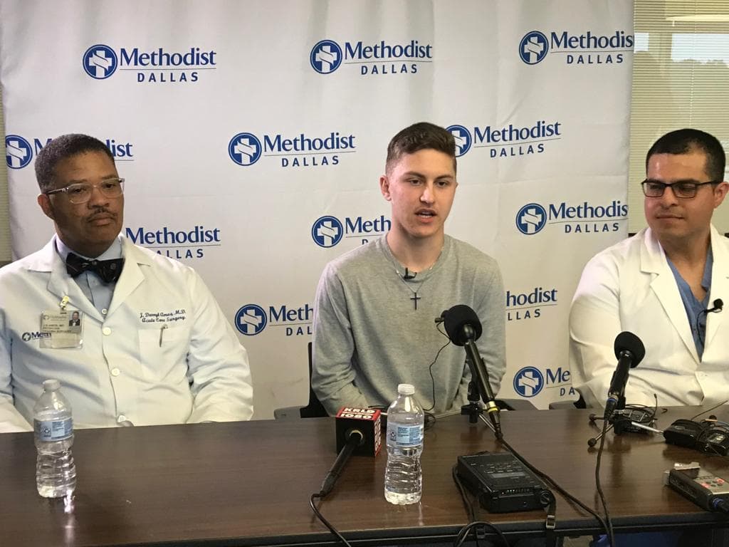 Tristan (centro) se dirige a los medios flanqueado de sus doctores.