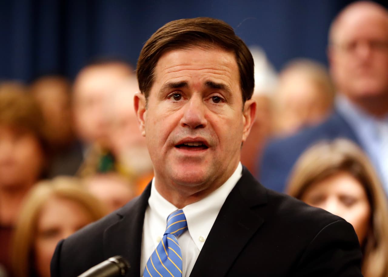 Gobernador de Arizona se opone a la propuesta de armar a los profesores en las escuelas 