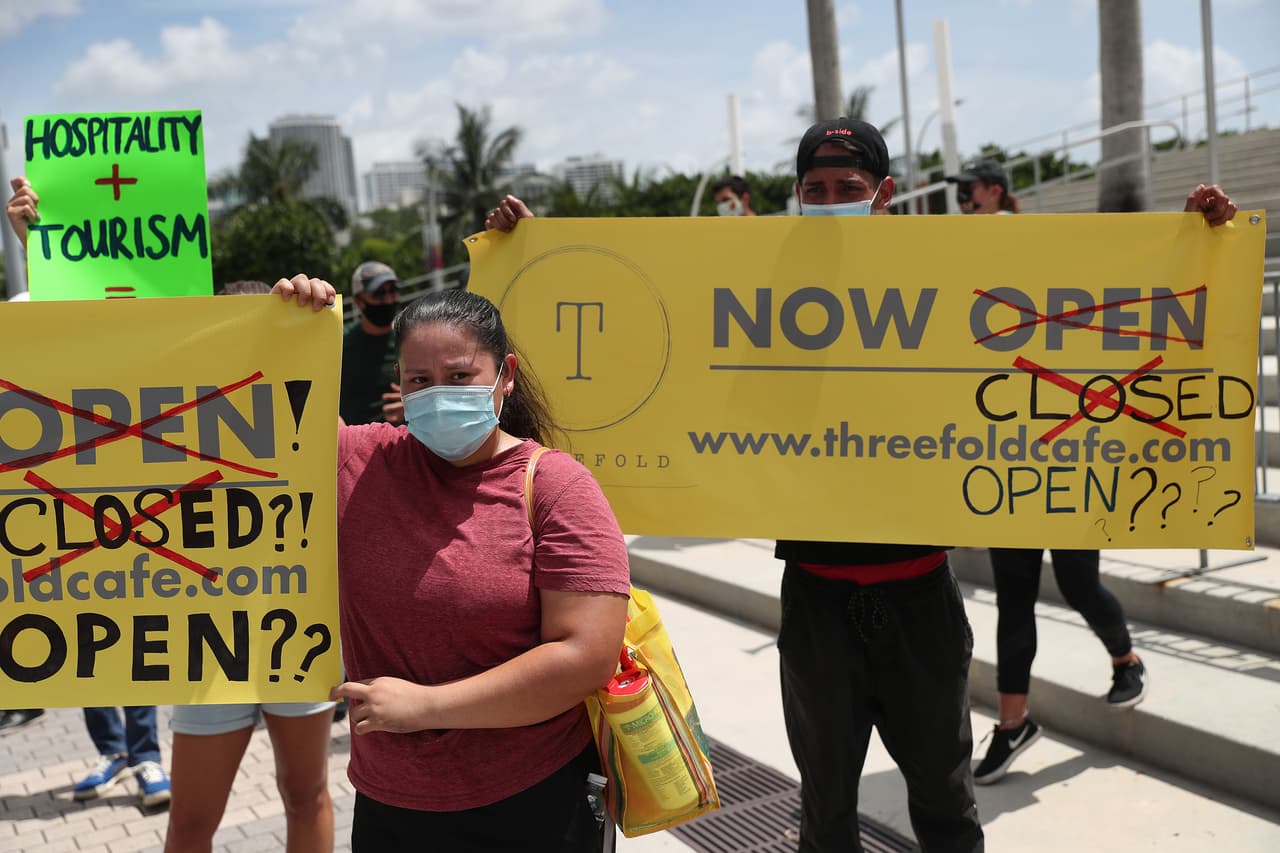 La semana pasada Carlos Jiménez, alcalde del condado Miami-Dade (el más afectado en el estado), ordenó el cierre de las áreas interiores de los restaurantes. 
<br>
<br>El 10 de julio un grupo de dueños de estos negocios y empleados protestaron esta medida, que aún se mantiene vigente.